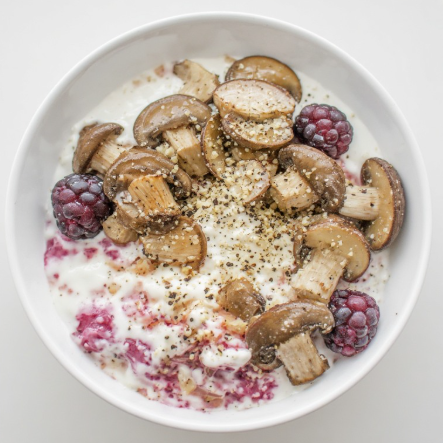 Plöntuskyr og sveppir morgunskál (Plant Skyr and Mushroom Breakfast Bowl)