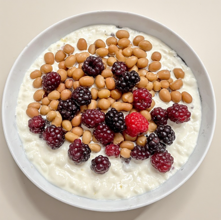 Plöntuskyr og bauna morgunskál (Plant Skyr and Bean Breakfast Bowl)