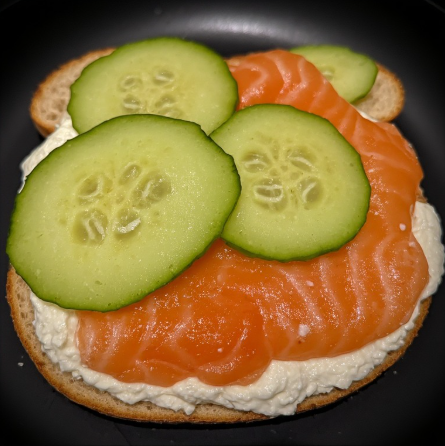 Reyktur lax á rúgbrauði (Smoked Salmon on Rye Bread)