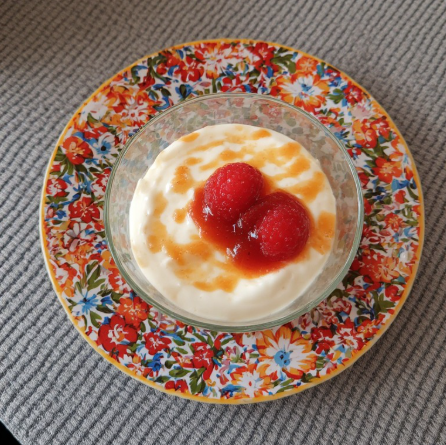 Skyr dessert með ávaxtasósu (Skyr Dessert with Fruit Sauce)