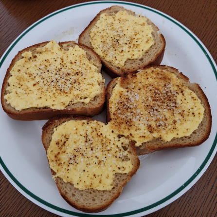 Torrada com Manteiga e Queijo