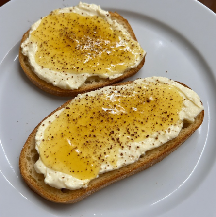 Pão com Queijo Fresco e Mel