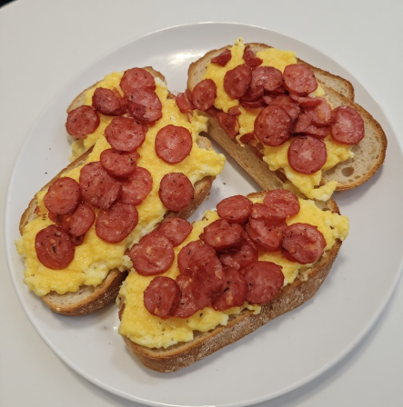 Pão com Ovos Mexidos e Chouriço