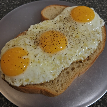Pão com Ovos Estrelados
