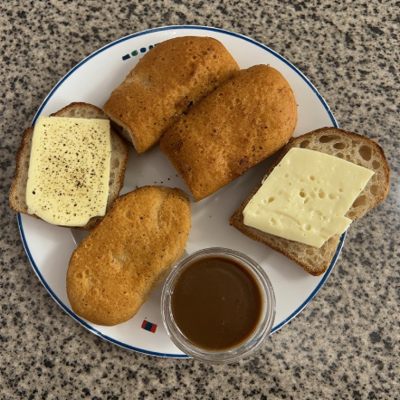 Pão com Queijo e Café Solúvel