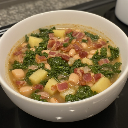 Sopa de Feijão com Bacon e Couve