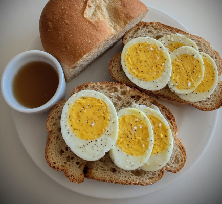 Pão com Ovo Cozido e Chá