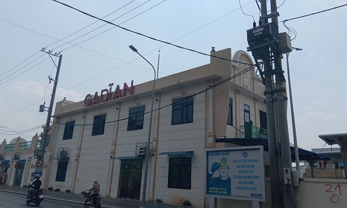 Cổng trước nhà ga Dĩ An