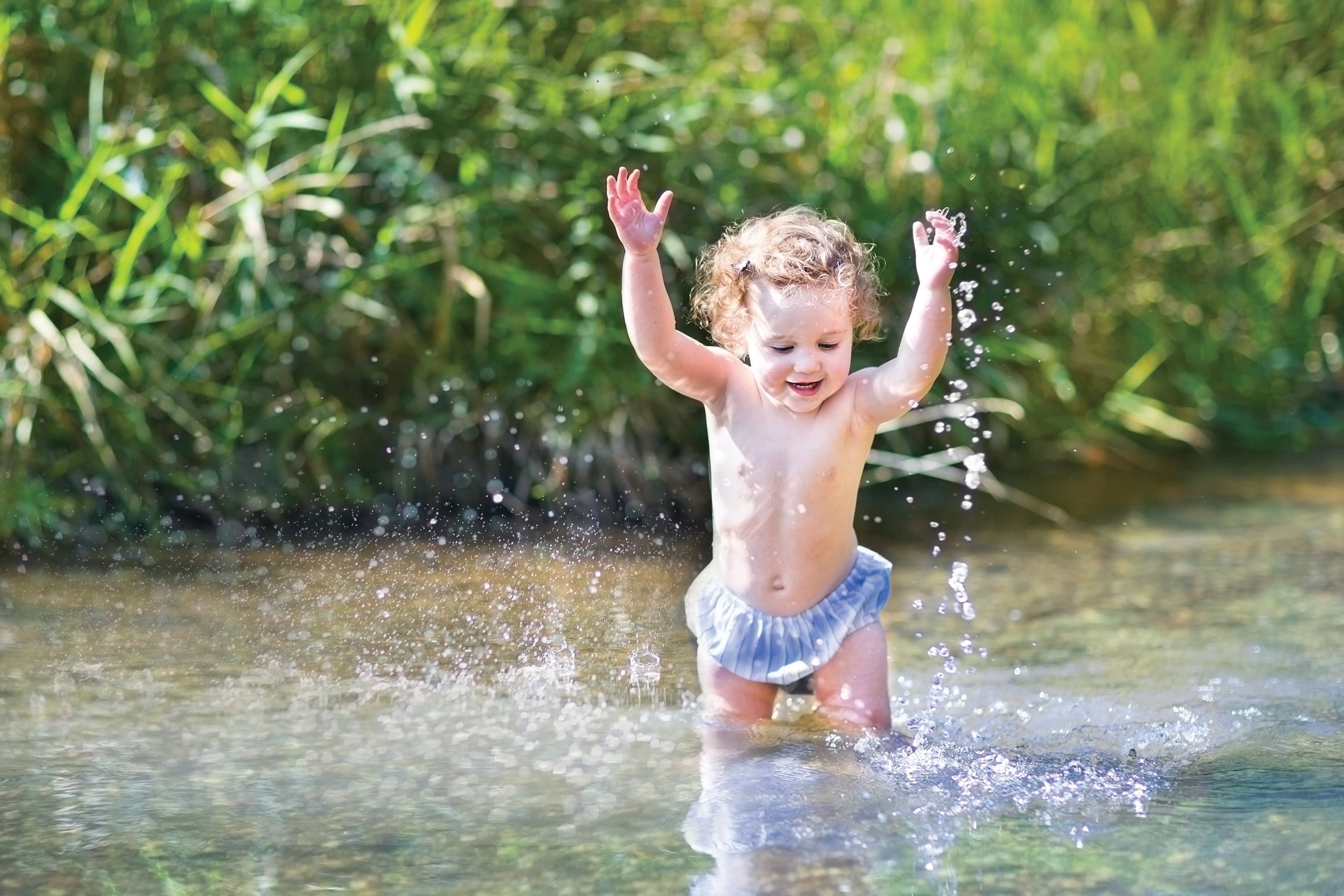 Лето дети купаются в реке