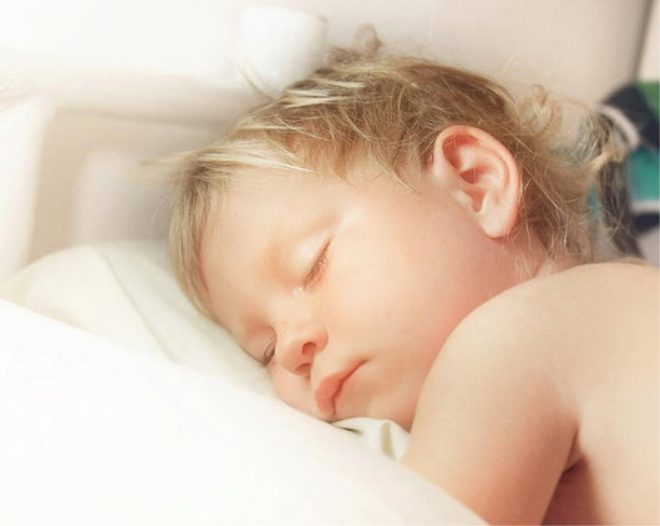 Ребенок сильно потеет во сне причины, советы Комаровского