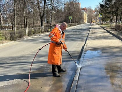 Дороги, тротуары и ограждения безопасности моют в Нижнем Новгороде в рамках месячника по благоустройству