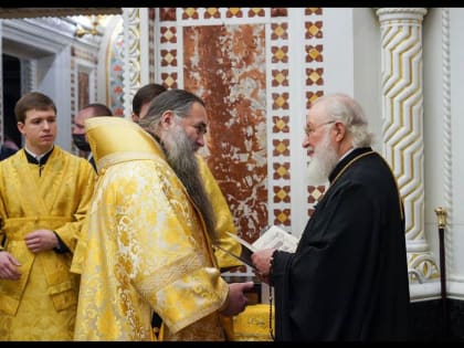 Книга архимандрита Тихона (Затёкина) подарена Святейшему Патриарху Московскому и всея Руси Кириллу