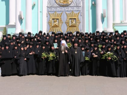 Митрополит Георгий вручил сестрам Дивеевской обители памятные знаки и подарки в честь юбилея Нижегородской епархии