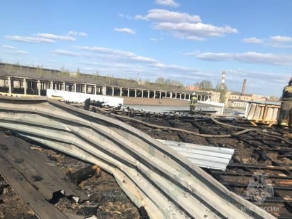 Здание мебельной фабрики загорелось в Сормовском районе