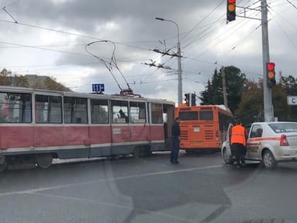 В Нижнем трамвай врезался в автобус с пассажирами: пострадали 5 человек