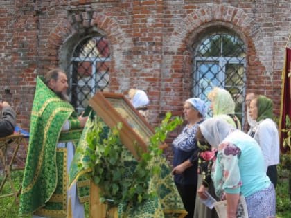 В день Святой Троицы в селе Тепло-Троицкое Дальнеконстантиновского района совершена Божественная литургия под открытым небом