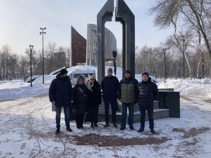 Вадим Пичугин возложил цветы к Вечному огню в парке Славы Автозаводского района