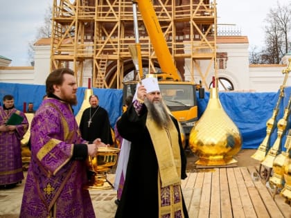 Митрополит Георгий освятил кресты и купола Саровских врат