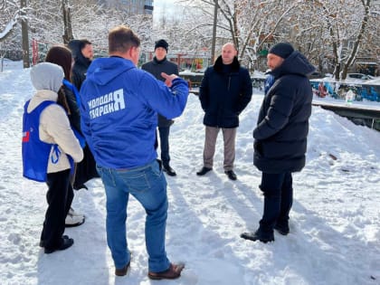 Владимир Поддымников совместно с молодогвардейцами провел выездное совещание на хоккейных коробках