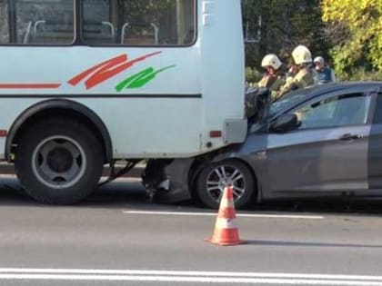 На проспекте Циолковского иномарка залетела под маршрутный автобус