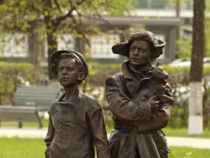 На площади Дзержинского установили скульптуры двух мальчиков-беспризорников