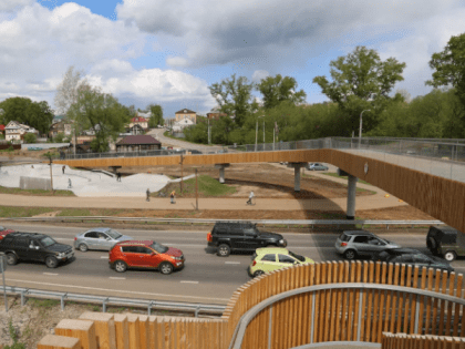 Алюминиевый пешеходный мост со смотровой площадкой запустили на Бору