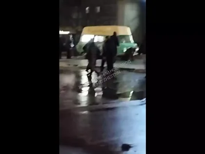 Толпа нападает на полицейских в центре города