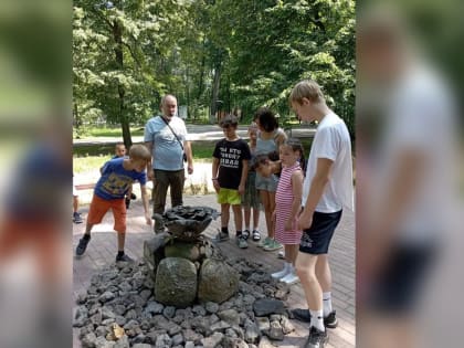 ​Пеликанята отправились на экскурсию по городу