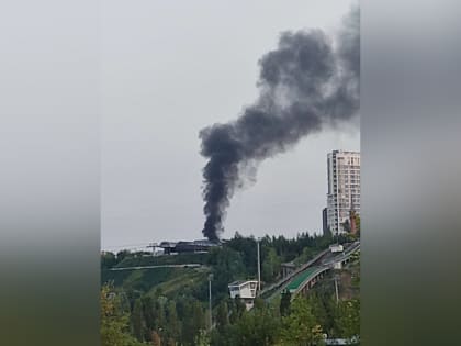 Пожар произошел в гаражах на площади Сенной