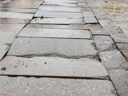 Подрядчик отремонтирует потрескавшуюся плитку на Большой Покровской по гарантии