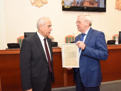 Евгению Люлину вручили копию уникального исторического документа об образовании Законодательного Собрания