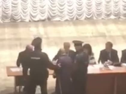 Трое полицейских вывели пенсионерку со сцены во время встречи Панова с жителями