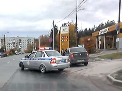 Дзержинский водитель грубо нарушил ПДД на глазах экипажа ДПС