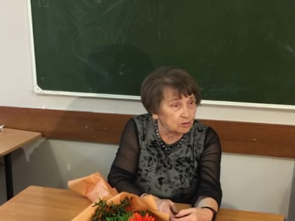 Анна Татаринцева поздравила с Днем учителя заслуженного работника культуры РФ Людмилу Орлович