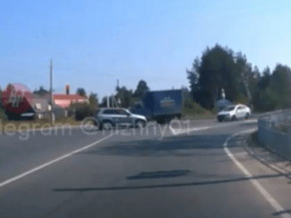 Опубликовано видео столкновения внедорожника с машиной ДПС под Балахной