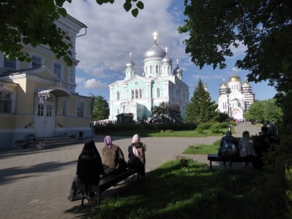 В канун Пятидесятницы глава Нижегородской митрополии совершил вечернее богослужение в Дивеевском монастыре