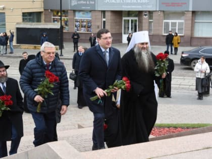 Глеб Никитин возложил цветы к памятнику Минину и Пожарскому