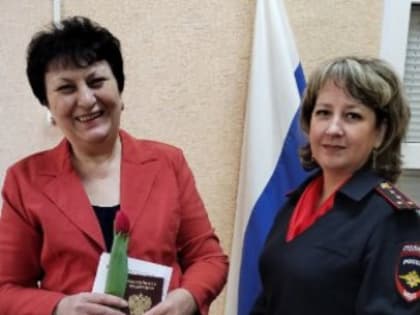 Сотрудники Отдела по вопросам миграции Володарска поздравили женщин с наступающим 8 марта