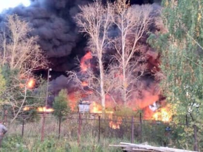 Промышленный ангар загорелся в Богородском районе