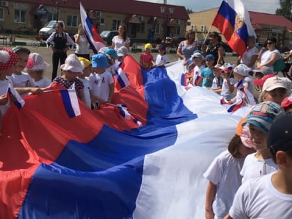12-метровый российский флаг пронесли дети по селу Вад