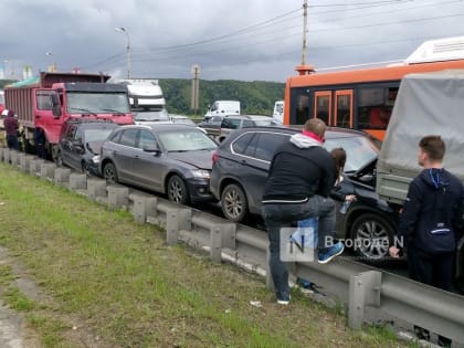 Восемь автомобилей столкнулись на съезде с Мызинского моста в Нижнем Новгороде