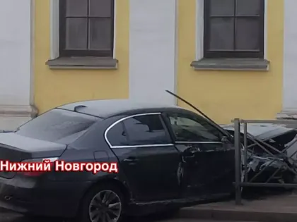 В центре Нижнего BMW влетел в здание училища — жесткие кадры