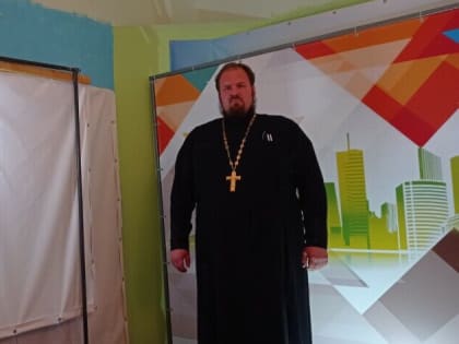 благочинный Павловского округа иерей Андрей Смолин выступил с видеопоздравлением, посвященным двунадесятому празднику – Дню Святой Троицы.