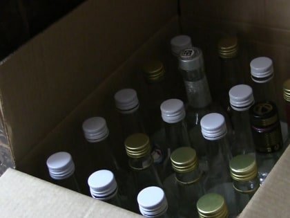 Полицейские изъяли девять литров алкоголя из бара на улице Веденяпина