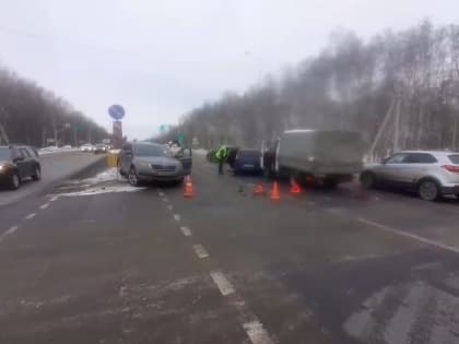 Мужчина пострадал в ДТП с двумя легковушками и ГАЗелью на Московском шоссе