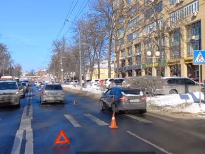 Автомобиль сбил пешехода на переходе на улице Коминтерна