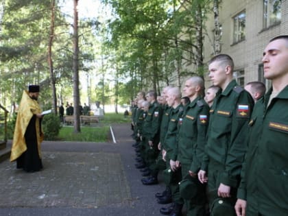 Клирик благочиния благословил новобранцев