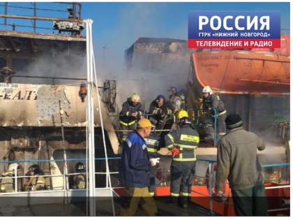 На Волге вспыхнул сухогруз с железом