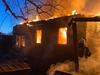 Дачный дом, баня и надворные постройки сгорели в Ленинском районе