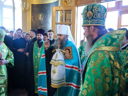 Митрополит Георгий совершил Божественную литургию в храме Нижегородской духовной семинарии